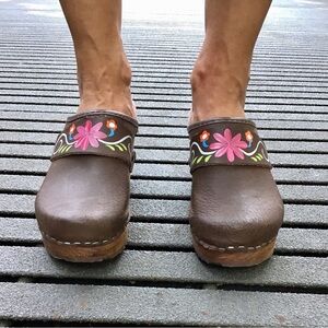 Floral vintage Embroidered Brown Mules